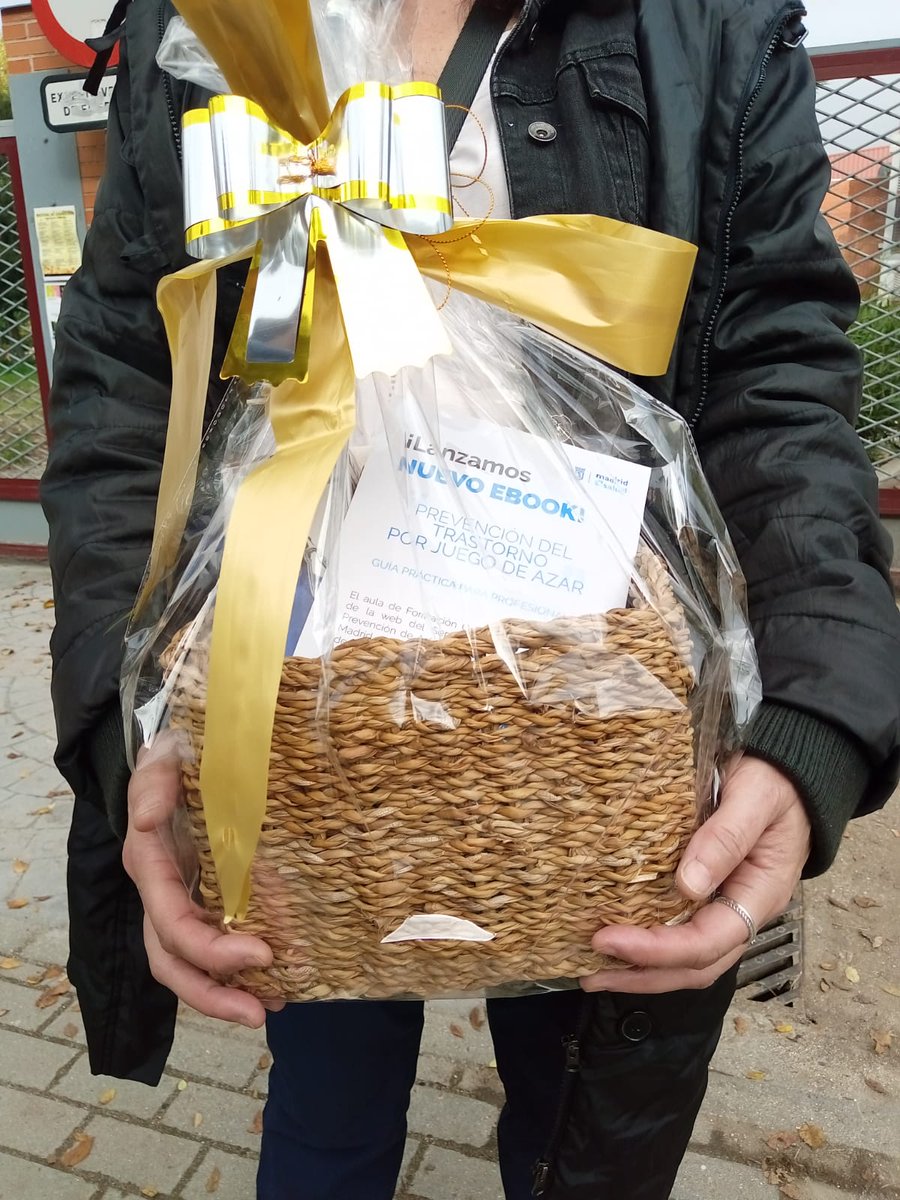 Hemos entregado el premio a Rosa, la ganadora del sorteo de #VillaverdeGallery de Butarque, de la exposición que ha estado en el centro cultural Los Rosales.  
Te animamos que estés atenta a las redes para saber dónde será la próxima.