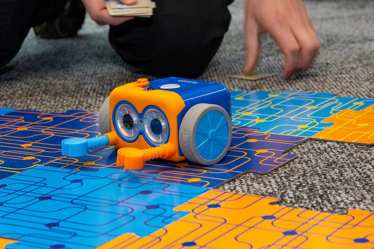 Kleine Entdecker:innen ganz groß! 🌟 Am Dienstag hatten wir Besuch von 16 aufgeweckten Kids beim #tüftlerundforscherinnentagbw 🚀 Kleiner Erfahrungsbericht auf #LinkedIn 👉 linkedin.com/feed/update/ur… #codingkids #tft2023 #nachwuchs #ausbildung