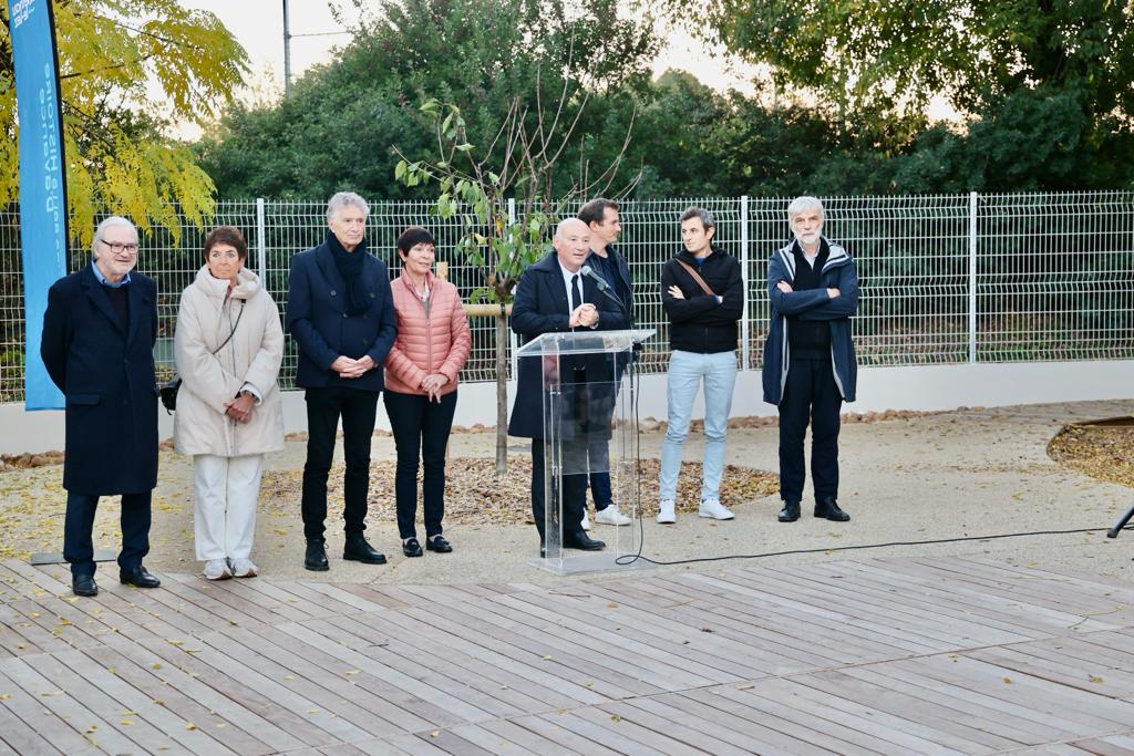 CastelnauleLez's tweet photo. ✂️Inauguration des travaux de désimperméabilisation et de végétalisation de la cour de l'école Vert Parc en présence de @FLafforgue et des élus.

Education et écologie au cœur de ce projet : création de zones d'ombre pour les enfants et infiltration des eaux pluviales dans le sol https://t.co/rFbZxJM8w6