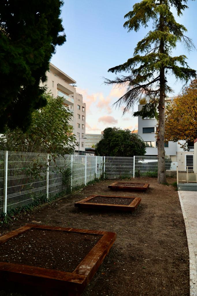 CastelnauleLez's tweet photo. ✂️Inauguration des travaux de désimperméabilisation et de végétalisation de la cour de l'école Vert Parc en présence de @FLafforgue et des élus.

Education et écologie au cœur de ce projet : création de zones d'ombre pour les enfants et infiltration des eaux pluviales dans le sol https://t.co/rFbZxJM8w6