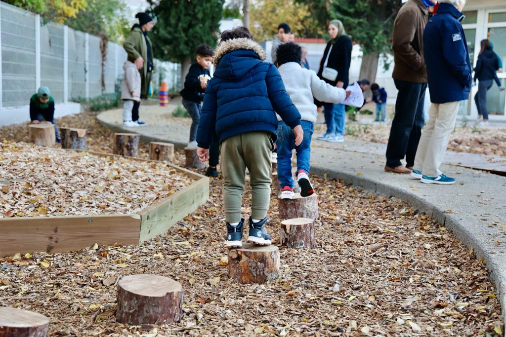 CastelnauleLez's tweet photo. ✂️Inauguration des travaux de désimperméabilisation et de végétalisation de la cour de l'école Vert Parc en présence de @FLafforgue et des élus.

Education et écologie au cœur de ce projet : création de zones d'ombre pour les enfants et infiltration des eaux pluviales dans le sol https://t.co/rFbZxJM8w6