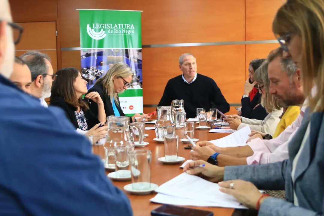 #SesionalaLegislatura | Con los presidentes de los distintos bloques políticos que conforman la Legislatura de Río Negro, acordamos el temario que trataremos este viernes.
Coincidimos en que será una sesión extensa, porque abordaremos 20 proyectos de Ley.