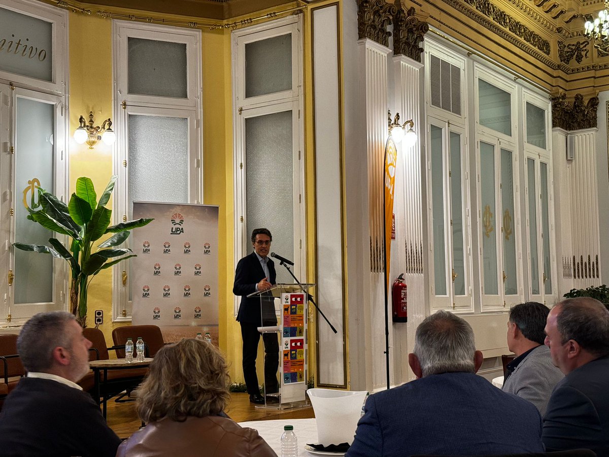 raices_upajoven's tweet photo. @UPA_Federal @LorenzoRamosUPA @mapagob @redPAC_ @UPACLM @UPAANDALUCIA @UPA_Murcia @upacyl @UPA_Extremadura @UPA_Aragon @UPA_Madrid @UPA_Canarias @gobjccm 🧑🌾 Jornada encuentro de jóvenes @UPA_Federal 🌳
Turno de @f_miranda_s, secretario general del @mapagob: "Necesitamos jóvenes que tomen el relevo. Es un problema que compartimos prácticamente todos los países del mundo".
#UPAteAyuda
#IncorpórateAlCampo https://t.co/ifnF7ZqAMO