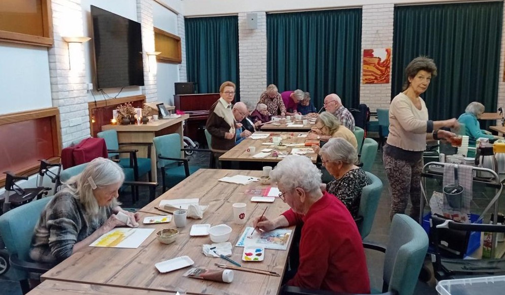 SlingerHengelo's tweet photo. Tijdens de Beursvloer bij de Slingerdag heeft het #BorsthuisTMZ een leuke match gemaakt met Sacco van Munster. Sacco is kunstschilder en heeft onlangs een middag een workshop kunst schilderen gegeven voor een aantal cliënten. #deslingerverbindt https://t.co/G5ead8hXrf