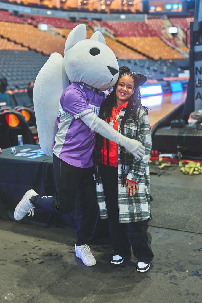 FindingKyky's tweet image. Big thank you to @TorontoUltra @Bell @RaptorsGC for an amazing night! Got to check out the @Raptors locker room!  Met up with @jamaalmagloire and @strizzzy to shoot some hoops on the court and play Call Of Duty on the Jumbotron! 

W event! // #BellGamingNight // #WeTheNorth