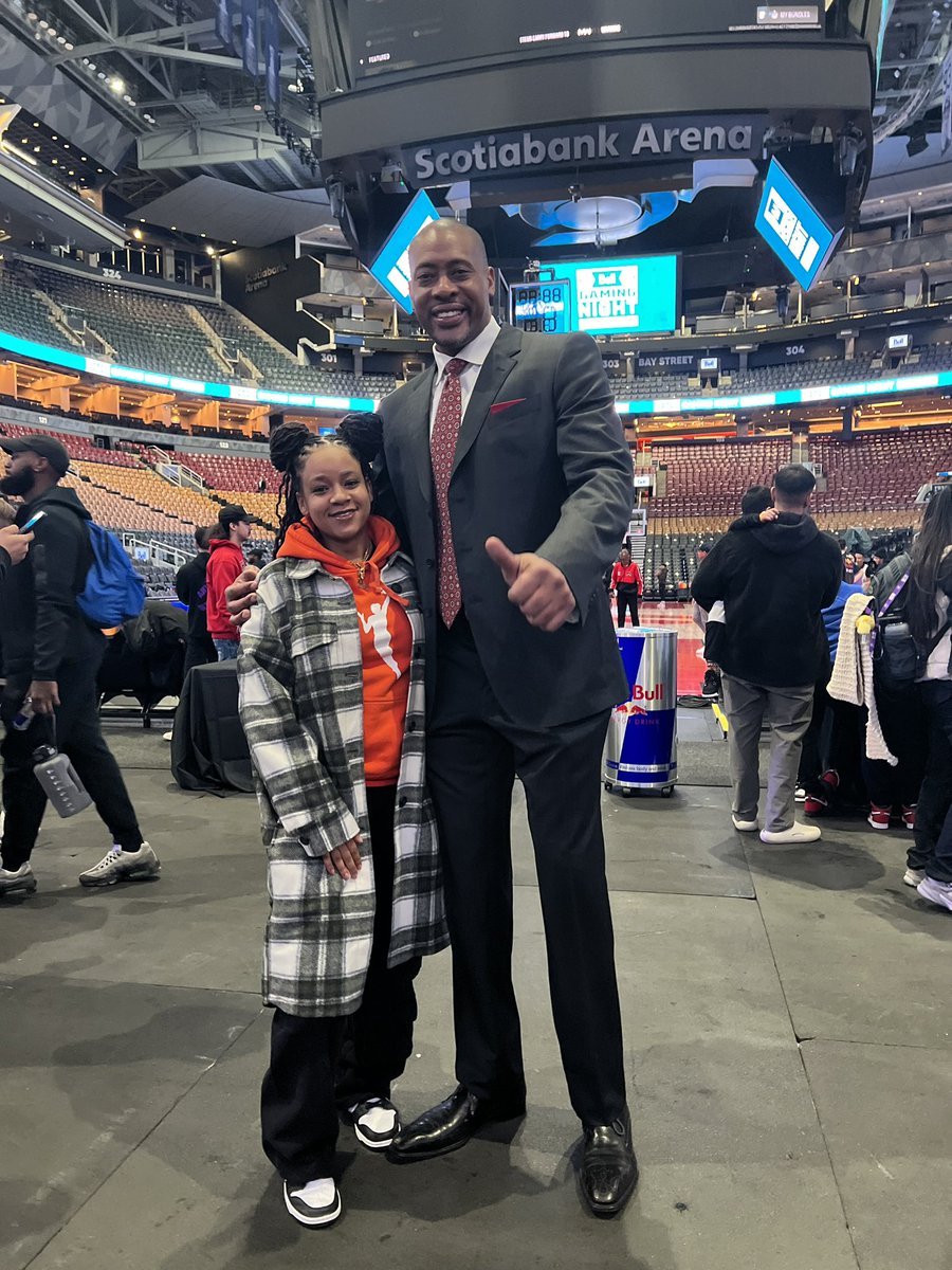 FindingKyky's tweet image. Big thank you to @TorontoUltra @Bell @RaptorsGC for an amazing night! Got to check out the @Raptors locker room!  Met up with @jamaalmagloire and @strizzzy to shoot some hoops on the court and play Call Of Duty on the Jumbotron! 

W event! // #BellGamingNight // #WeTheNorth