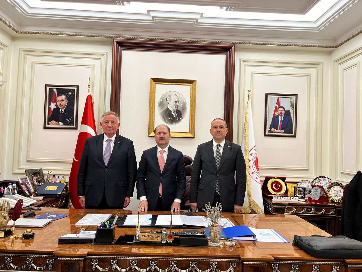 Adalet Bakan Yardımcımız Sn. Ramazan Can’ı, önceki dönem Sultanhisar Belediye Başkanımız Sn. Ertegün Ünal ile birlikte makamında ziyaret ettik. Nazik misafirperverliği için kıymetli Bakan Yardımcımıza teşekkür ediyoruz.