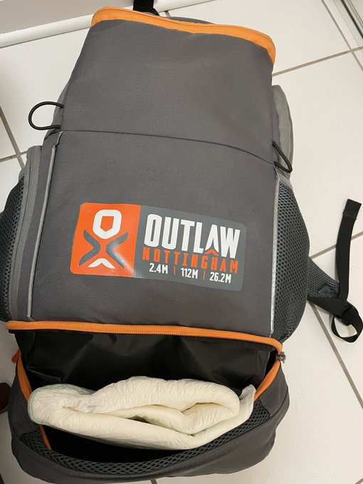 Now I know what that bottom of my sports bag is for, off to the gym then got to pick up sister from a