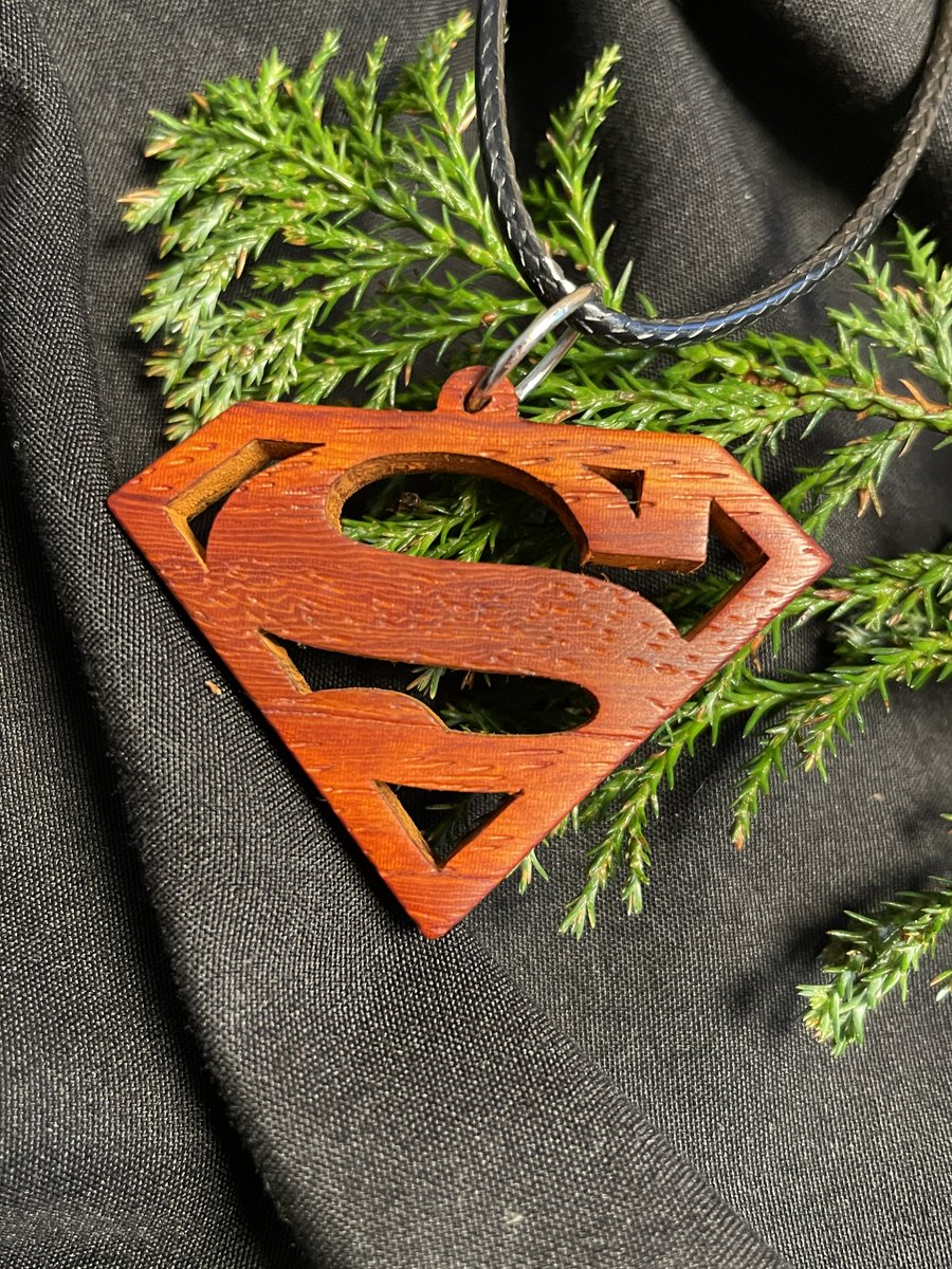 Nouvelle collection !
Collier Super Man en bois de Padouk.
N’hésitez pas à me contacter en MP, pour commander des super cadeaux pour Noël !
Le lien de ma boutique en bio!

#scrollsaw #scieachantourner #handmade #bois #faitmain #travaildubois #cadeau #collierbois #bijou #Superman