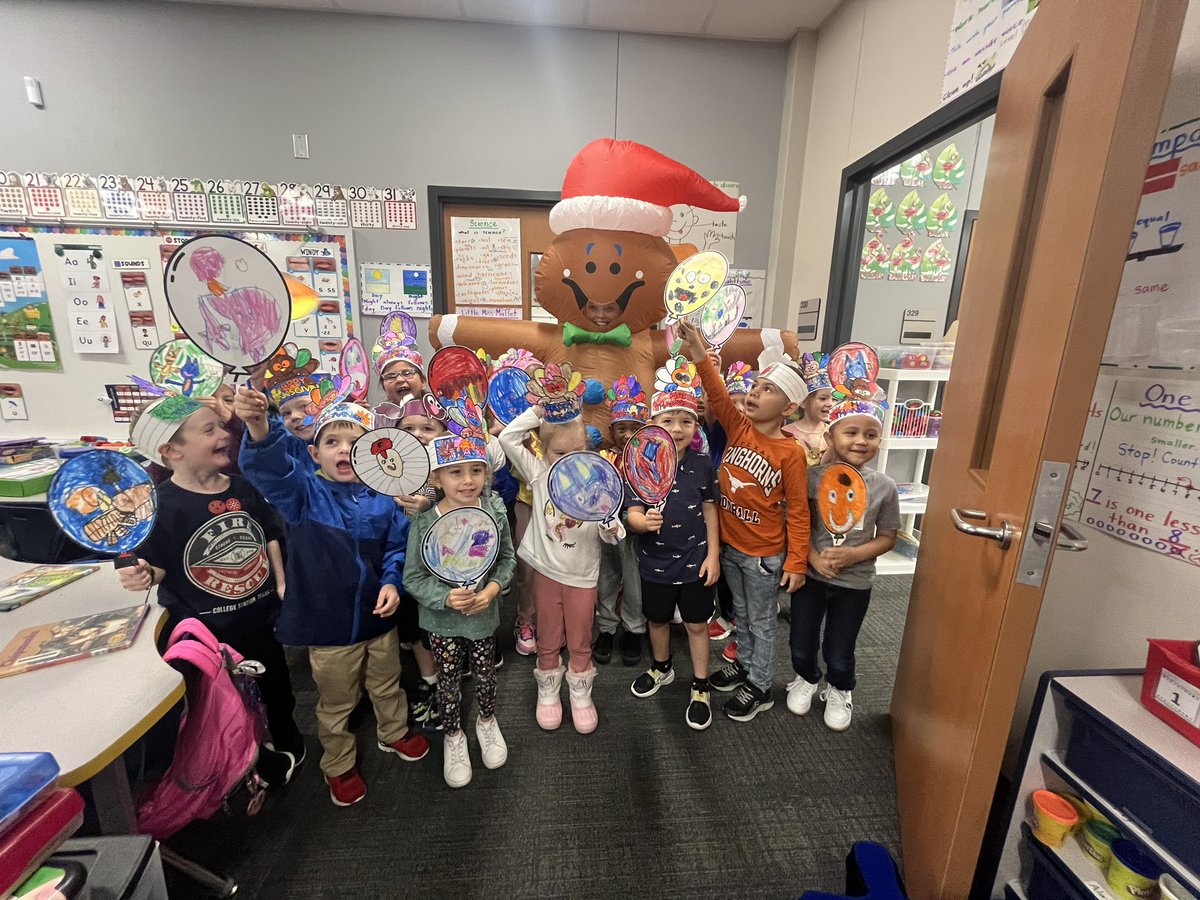 TiffLayne's tweet photo. Have a Happy Thanksgiving from @CLCEThunderbird kindergarten! #macysthanksgivingdayparade https://t.co/RD2Sa2E4P1