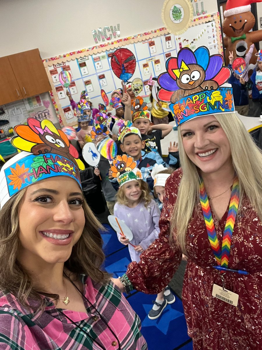 TiffLayne's tweet photo. Have a Happy Thanksgiving from @CLCEThunderbird kindergarten! #macysthanksgivingdayparade https://t.co/RD2Sa2E4P1