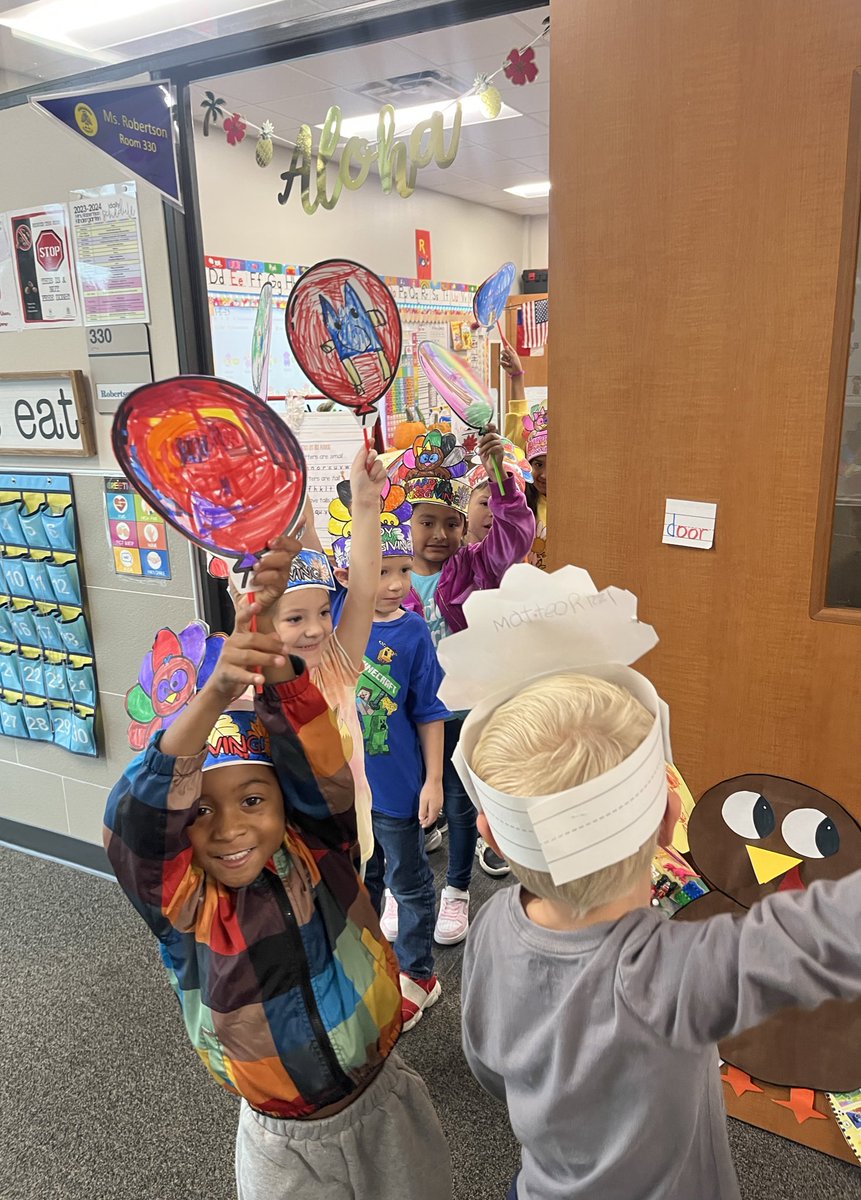 TiffLayne's tweet photo. Have a Happy Thanksgiving from @CLCEThunderbird kindergarten! #macysthanksgivingdayparade https://t.co/RD2Sa2E4P1