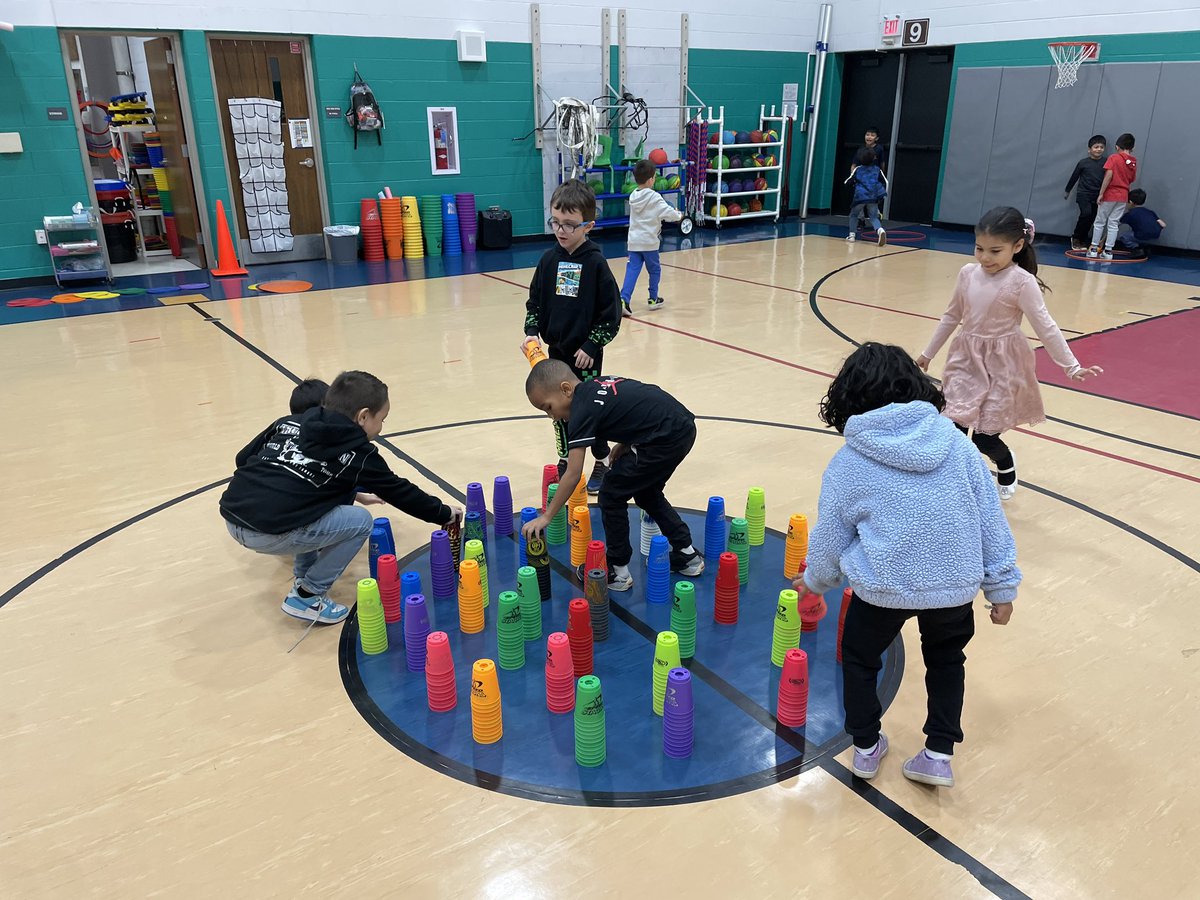 BoPhillips10's tweet photo. Playing “Minecraft” from @BarbaraBorden9 great group activity to work on cupstacking, creativity and collaboration. #physed #cupstacking #speedstacks #2023stackup #D59PE @SpeedStacksInc @D59SaltCreek https://t.co/2jFJZpWhn3