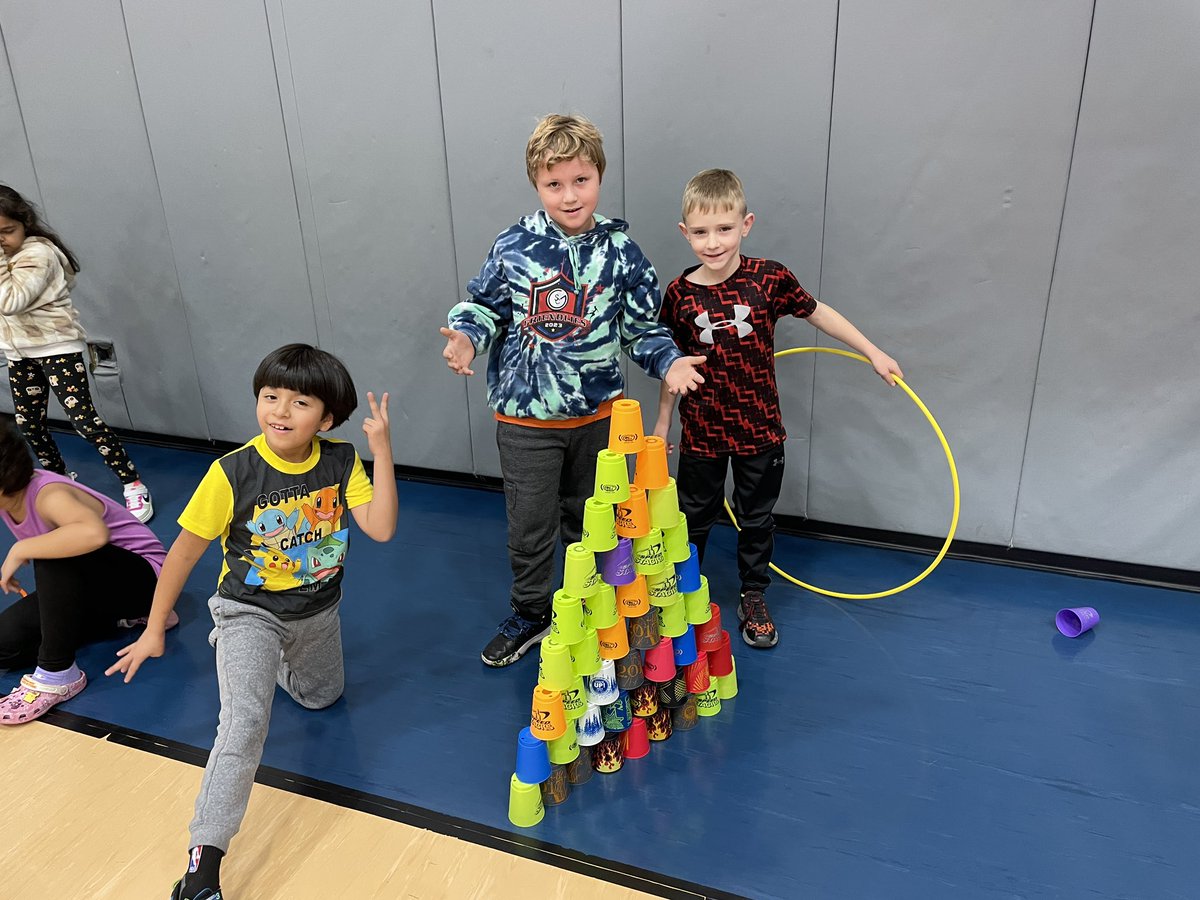 BoPhillips10's tweet photo. Playing “Minecraft” from @BarbaraBorden9 great group activity to work on cupstacking, creativity and collaboration. #physed #cupstacking #speedstacks #2023stackup #D59PE @SpeedStacksInc @D59SaltCreek https://t.co/2jFJZpWhn3