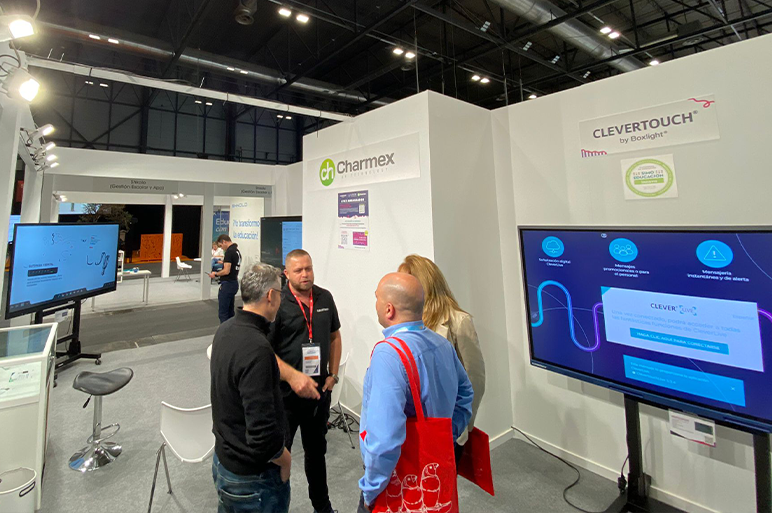 CharmexInt's tweet photo. 🤗¡Gracias a todos los que habéis visitado nuestro Stand durante @SIMOEDU_ ! Al equipo #Charmex y a nuestro partner @myClevertouch por el gran trabajo conjunto enseñando las novedades en tecnología educativa 👨🏫👩🏫¡Ha sido un placer compartir con vosotros! https://t.co/UrBWfMpnjq