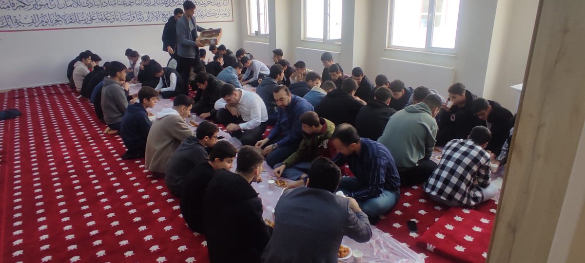 Kurtalan Davet ve Kardeşlik Vakfı Öğrenci Birimi öncülüğünde Liseli gençlerimize konuşmacı Musa Doğrusever hoca tarafından" Davamız Kudüs" adlı  konferans verildi. Ardından gençlerimize özel olarak yapılan Kudüs ve Hanzala figürlü bardaklar hediye edildi.