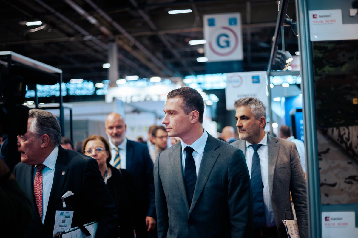FrankGiletti's tweet image. Retour sur la visite que mes collègues @J_Rancoule, @CColombier_RN et moi-même avons effectuée avec @J_Bardella, président du @RNational_off à l’occasion du salon #Milipol. 

Les #parlementaires, en particulier lorsqu'ils sont membres de la commission @AN_defense, ont un rôle à