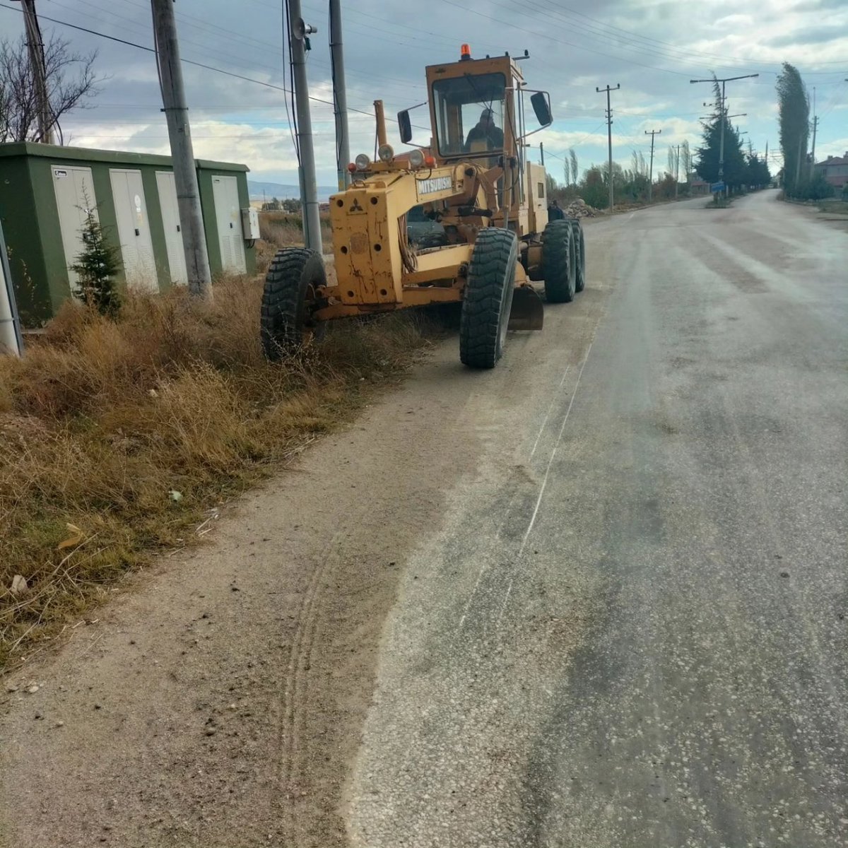 GebecelerBld's tweet photo. Sayın Vali Yardımcımız Mehmet KEKLİK'in ilgisiyle Kasabamız ile Afyonkarahisar arası Baykara petrole kadar olan sağlı sollu şarampol temizliği için iş makinesi desteği sağlayan İl Özel idaresine teşekkür ederiz. @mehmetkeklik94 @afyonozelidare https://t.co/hYdzula8ug