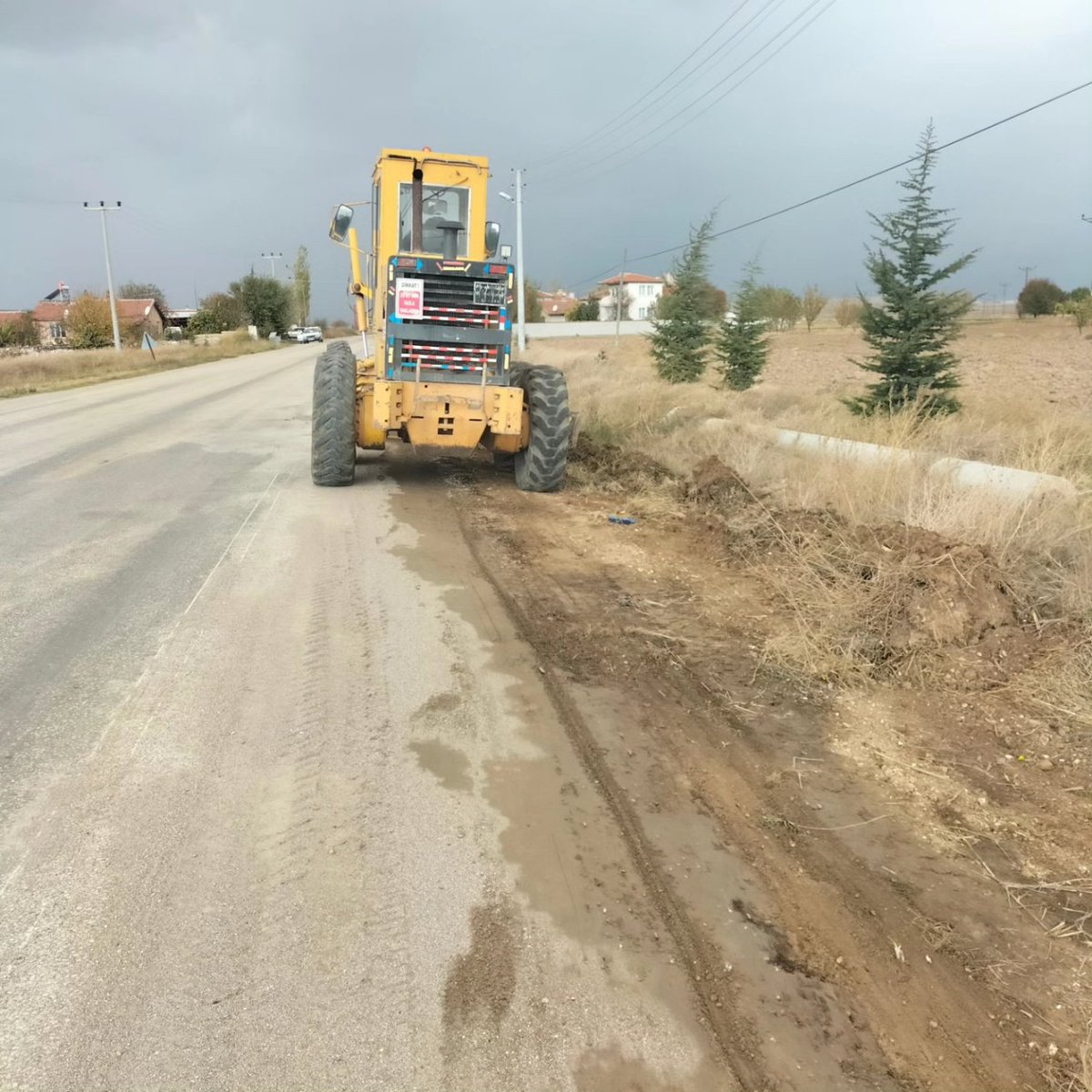 GebecelerBld's tweet photo. Sayın Vali Yardımcımız Mehmet KEKLİK'in ilgisiyle Kasabamız ile Afyonkarahisar arası Baykara petrole kadar olan sağlı sollu şarampol temizliği için iş makinesi desteği sağlayan İl Özel idaresine teşekkür ederiz. @mehmetkeklik94 @afyonozelidare https://t.co/hYdzula8ug