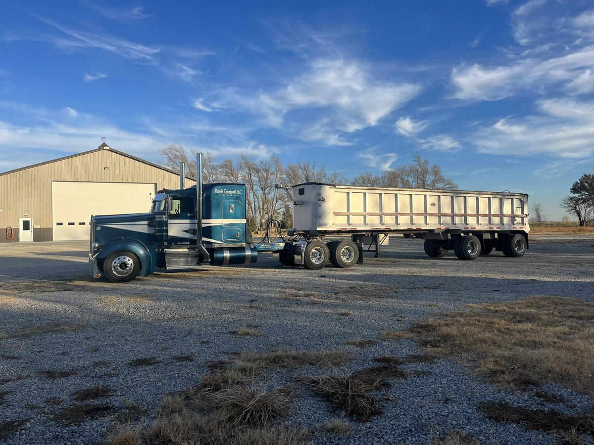 knoche_steven's tweet photo. @BuffaloAgLtd The door on that shop in the back ground is 18’x30’ works just fine for us. https://t.co/iQVGnlqLvm