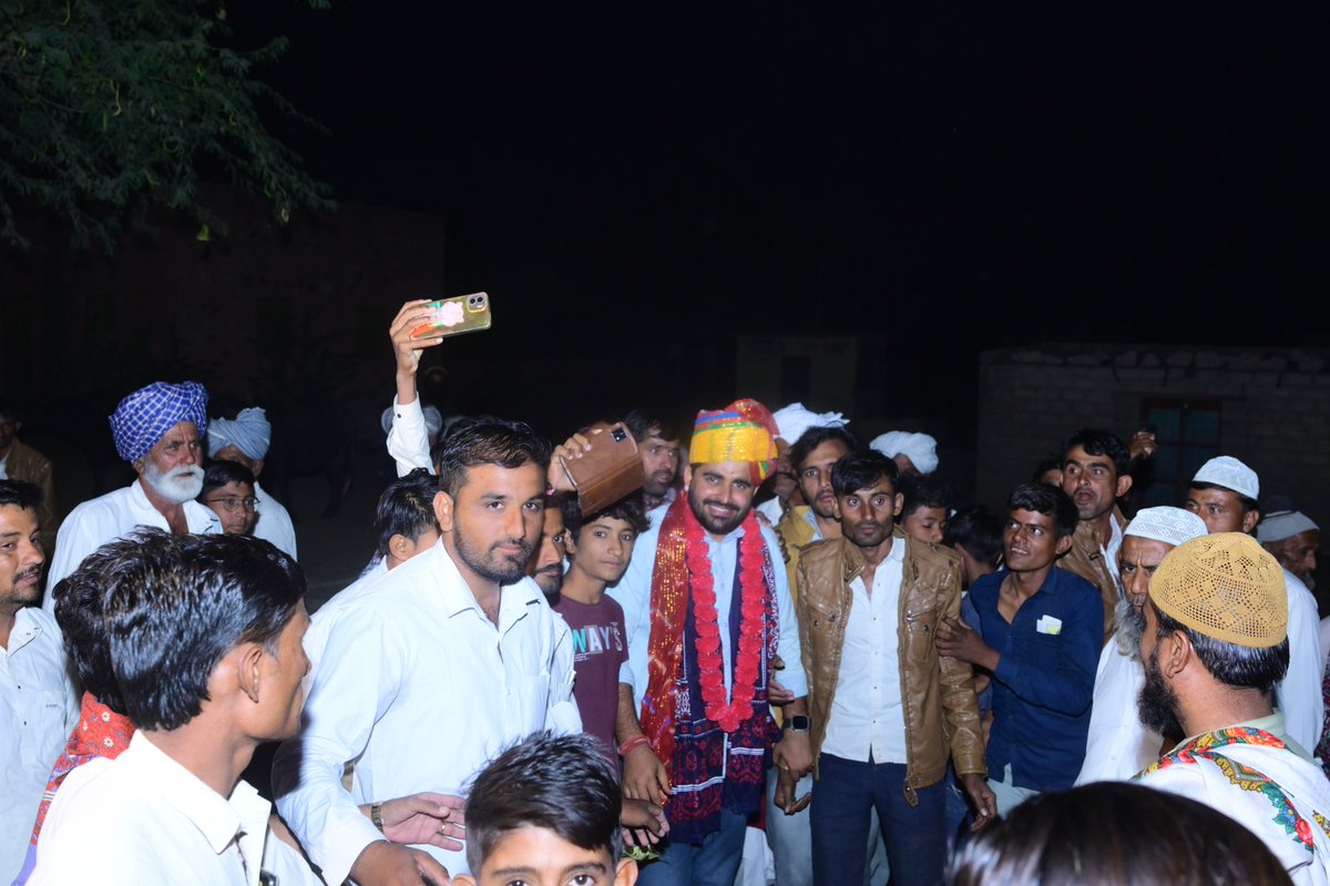 RavindraBhati__'s tweet photo. युवाओं का साथ, बुजुर्गों का आशीर्वाद
इसी नीवं पर करेंगे, शिव का विकास 

#जन_संकल्प_यात्रा के दौरान #सज्जन_का_पार  पहुंचने पर वहां के लोगों द्वारा बड़ी आत्मीयता भरा स्वागत किया गया साथ ही सभी स्थानीय लोगों ने मुझे यह विश्वास दिलाया की आने वाली 25 नवंबर को सबसे ज्यादा मतदान #बैलेट_नं_9 के #चुनाव_चिन्ह_सेब 🍎 पर पड़ेगा।
