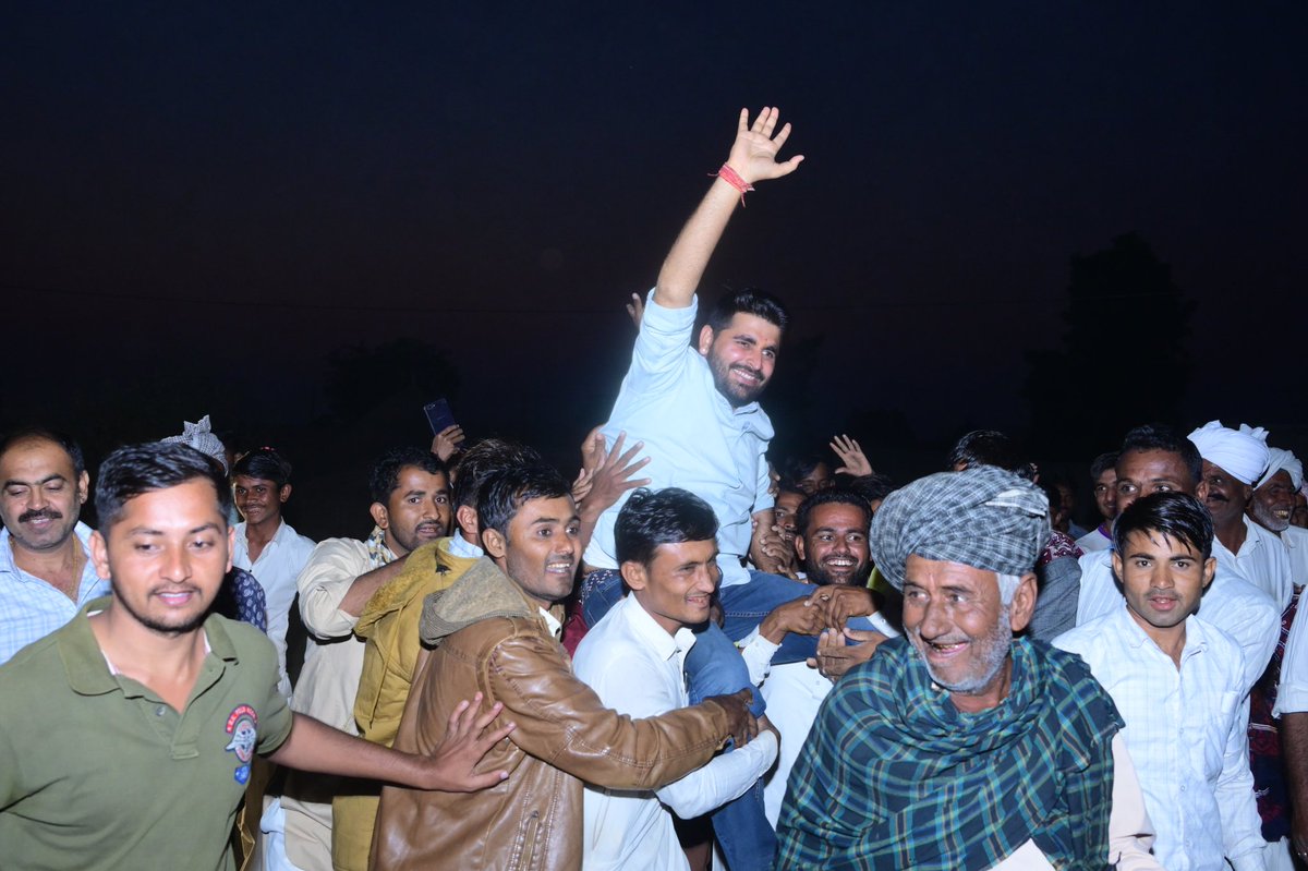 RavindraBhati__'s tweet photo. युवाओं का साथ, बुजुर्गों का आशीर्वाद
इसी नीवं पर करेंगे, शिव का विकास 

#जन_संकल्प_यात्रा के दौरान #सज्जन_का_पार  पहुंचने पर वहां के लोगों द्वारा बड़ी आत्मीयता भरा स्वागत किया गया साथ ही सभी स्थानीय लोगों ने मुझे यह विश्वास दिलाया की आने वाली 25 नवंबर को सबसे ज्यादा मतदान #बैलेट_नं_9 के #चुनाव_चिन्ह_सेब 🍎 पर पड़ेगा।