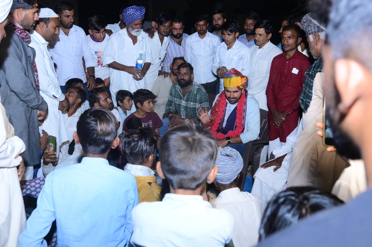 RavindraBhati__'s tweet photo. युवाओं का साथ, बुजुर्गों का आशीर्वाद
इसी नीवं पर करेंगे, शिव का विकास 

#जन_संकल्प_यात्रा के दौरान #सज्जन_का_पार  पहुंचने पर वहां के लोगों द्वारा बड़ी आत्मीयता भरा स्वागत किया गया साथ ही सभी स्थानीय लोगों ने मुझे यह विश्वास दिलाया की आने वाली 25 नवंबर को सबसे ज्यादा मतदान #बैलेट_नं_9 के #चुनाव_चिन्ह_सेब 🍎 पर पड़ेगा।