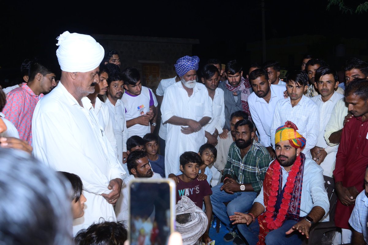 RavindraBhati__'s tweet photo. युवाओं का साथ, बुजुर्गों का आशीर्वाद
इसी नीवं पर करेंगे, शिव का विकास 

#जन_संकल्प_यात्रा के दौरान #सज्जन_का_पार  पहुंचने पर वहां के लोगों द्वारा बड़ी आत्मीयता भरा स्वागत किया गया साथ ही सभी स्थानीय लोगों ने मुझे यह विश्वास दिलाया की आने वाली 25 नवंबर को सबसे ज्यादा मतदान #बैलेट_नं_9 के #चुनाव_चिन्ह_सेब 🍎 पर पड़ेगा।