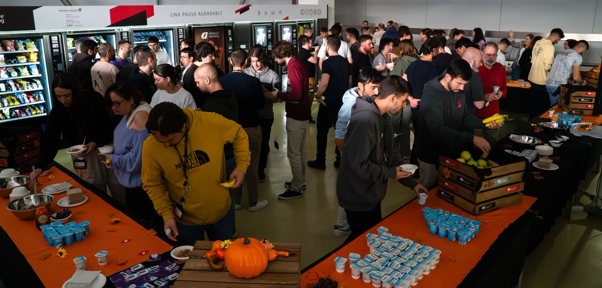 Zitrogames's tweet photo. 🍂 Fall Vibes at Zitro! 🍁 Our team embraced autumn's energy shift, sharing tips and enjoying a nutritious breakfast with seasonal fruits. Colleagues from Peru joined in, reinforcing the #ZitroTeam spirit! 🌍✨

#ZitroWellness #AutumnBreakfast #OfficeWellness #ZitroCommunity https://t.co/85Kdz0sRO3