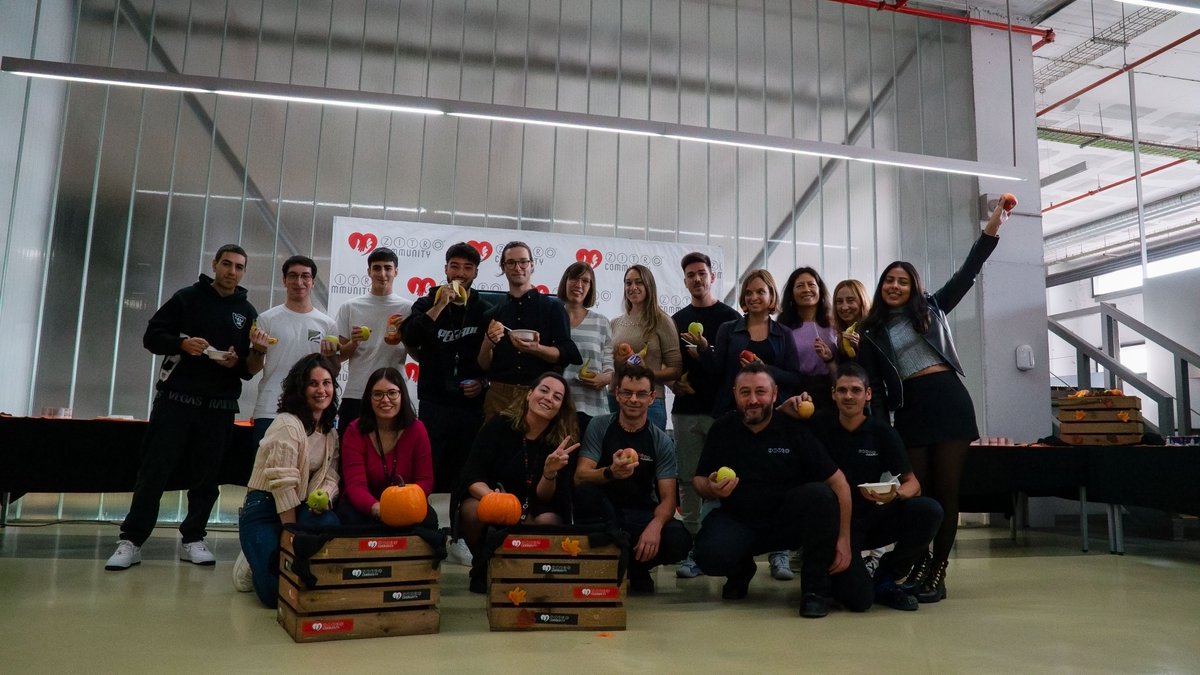 Zitrogames's tweet photo. 🍂 Fall Vibes at Zitro! 🍁 Our team embraced autumn's energy shift, sharing tips and enjoying a nutritious breakfast with seasonal fruits. Colleagues from Peru joined in, reinforcing the #ZitroTeam spirit! 🌍✨

#ZitroWellness #AutumnBreakfast #OfficeWellness #ZitroCommunity https://t.co/85Kdz0sRO3