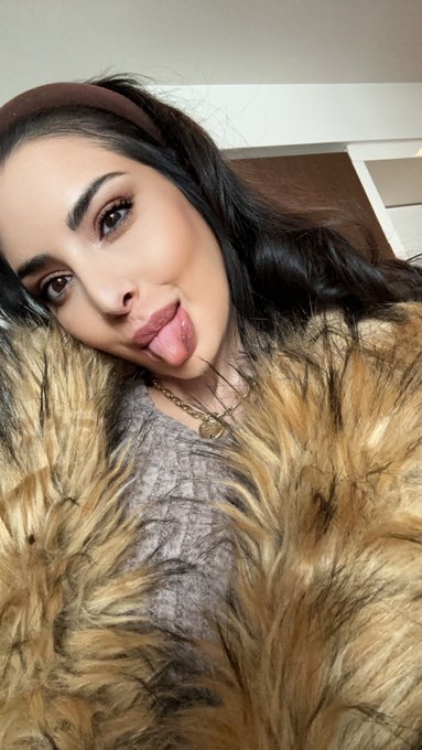 Love me please https://t.co/uOHRESe2HG