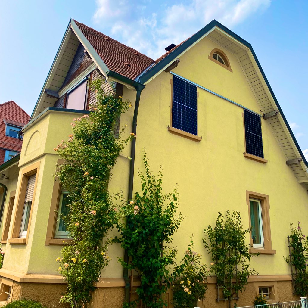 balkonsolar's tweet photo. Dieses Haus mit #Solar-Schiebe-Fensterläden steht in #Freiburg-#Littenweiler.
🗣️ Wir hätten gerne Kontakt zum Besitzer:in um uns über diese geniale Idee zu unterhalten.
📩 Wer was weiß, bitte melden 🙋
#diy #maker #buildingintegratedpv #fensterladen https://t.co/Tfw0lxtYTC