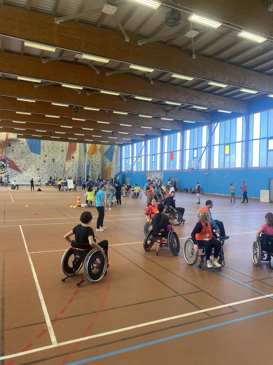 fred4307's tweet photo. Tournoi basket fauteuil Ufrstaps lyon1 💪#ufrstaps #lyon1 #eapa #apas https://t.co/XuJO4T7h64