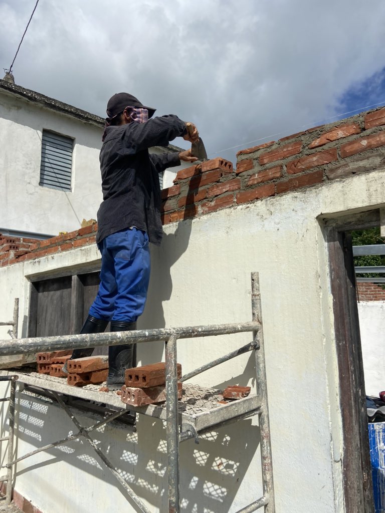 BorisTorresCar1's tweet photo. Seguir trabajando para que cada niño tenga una escuela digna es el esfuerzo de este pequeño grupo de hombres de la brigada de mantenimiento de la DGE en #Taguasco https://t.co/VcylsqifBL