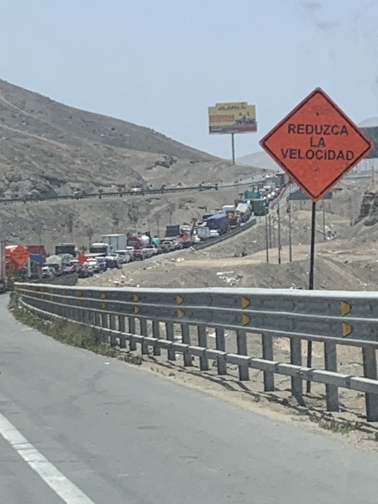 SilvanaArbulu's tweet photo. Increíble, la #PanamericanaSur inmovilizada por trabajos en una vía.  @TraficoLimaSAC @MuniLima  o quien tome estas decisiones: por qué no trabajan de noche ?  Estancados. https://t.co/ST2o2lgAyT