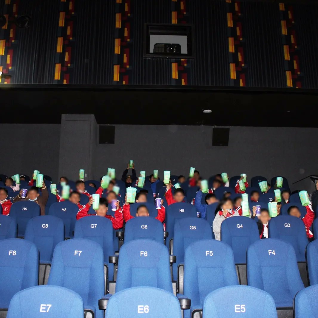 DIF_SanFelipe's tweet photo. 🎥🍿🥤Estos pequeños 𝐝𝐢𝐬𝐟𝐫𝐮𝐭𝐚𝐫𝐨𝐧 𝐝𝐞 𝐮𝐧 𝐠𝐫𝐚𝐧𝐝𝐢𝐨𝐬𝐨 𝐝í𝐚 𝐞𝐧 𝐞𝐥 𝐜𝐢𝐧𝐞, gracias al programa de #VamosTodosACinépolis! 

🤩🙌🏼¡Gracias a todos los que lo hicieron posible! Fundación  @Cinepolis

#JuntosPorTuFamilia seguiremos #TrabajandoARasDeTierra 
#DIF https://t.co/BYj0Cd1Sd9