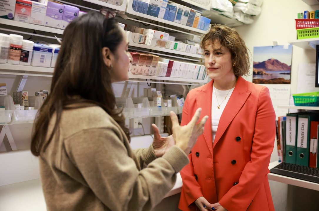 NPA Board Member @ThisSukhiLife welcomes new Health Secretary Victoria Atkins to her pharmacy in Central London. This visit coincides with today’s announcement of expanding community pharmacy to include the Pharmacy First service for common conditions @DHSCgovuk @davidwebb_1