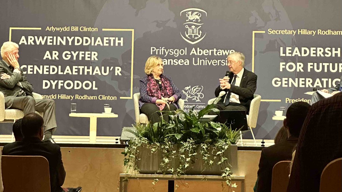 walesintheworld's tweet photo. Secretary Hillary Rodham Clinton: 

“I am a very big fan, First Minister, of the Wellbeing and Future Generations Act. Wales being the first country in the world to introduce a law that considers impacts on our great grandchildren. It’s exactly the global thinking we need” https://t.co/MHUQsZG7ob