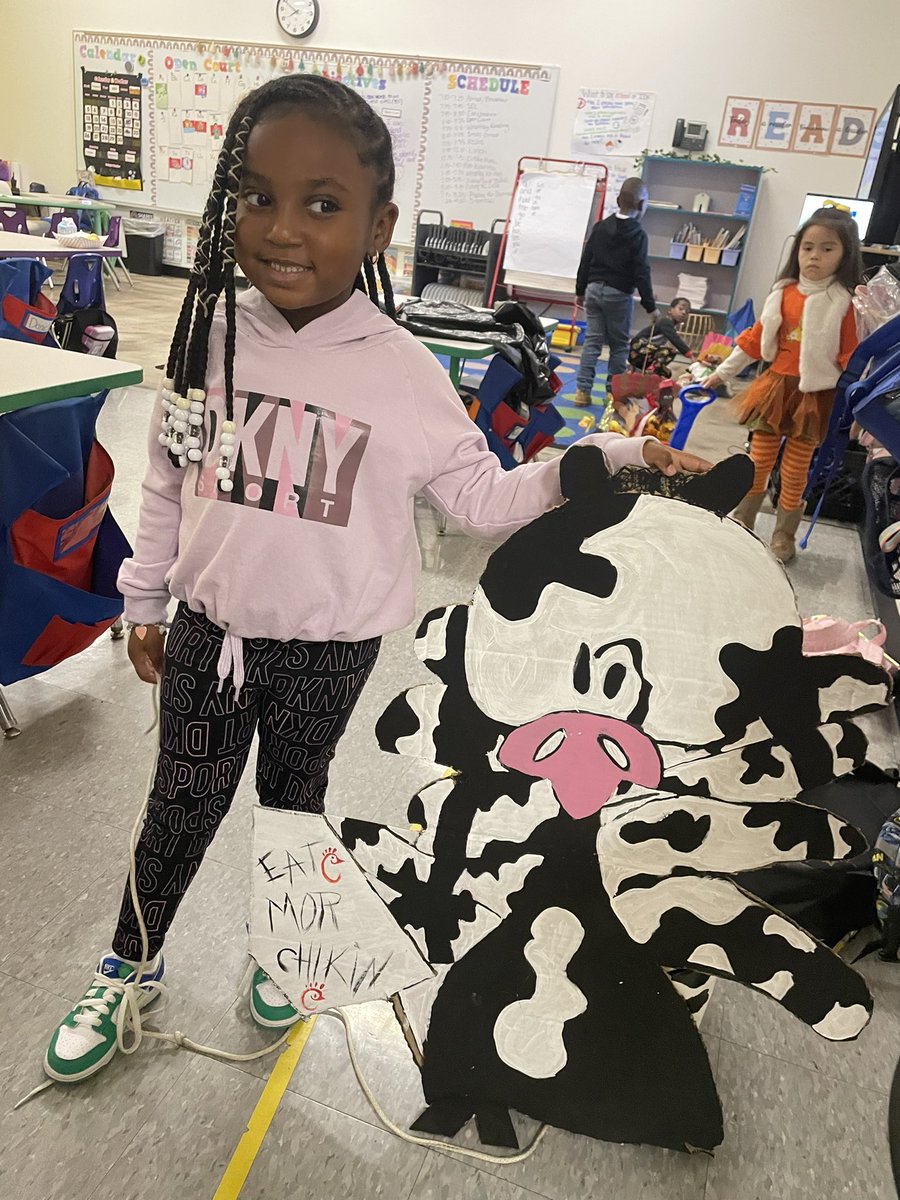 j_brezzus's tweet photo. My baby worked so hard on her turkey disguise. She loves chick-fil-a  @ChickfilA https://t.co/iko5VGwxaa