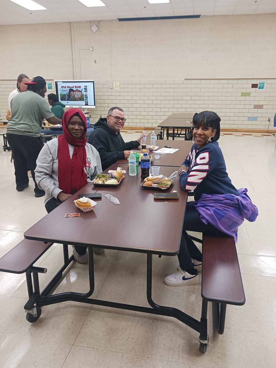 SramsJdh's tweet photo. N3 staff helping to serve the students " Thanksgiving " lunch.
This is the day where EVERY student eats lunch ( and some staff).
#N3
#colonialnation
#CherryandBlack https://t.co/RId1E6DiiL