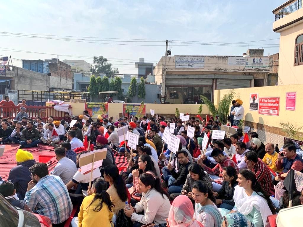 AirrbeaOfficial's tweet photo. Our officer unit @apgboa at Punjab Gramin Bank organised a massive Dharna with 400 members,  infront of HO at Kapurthala , mainly demanding  Promotions and others.
#Airrbea https://t.co/ie75kZKJfB