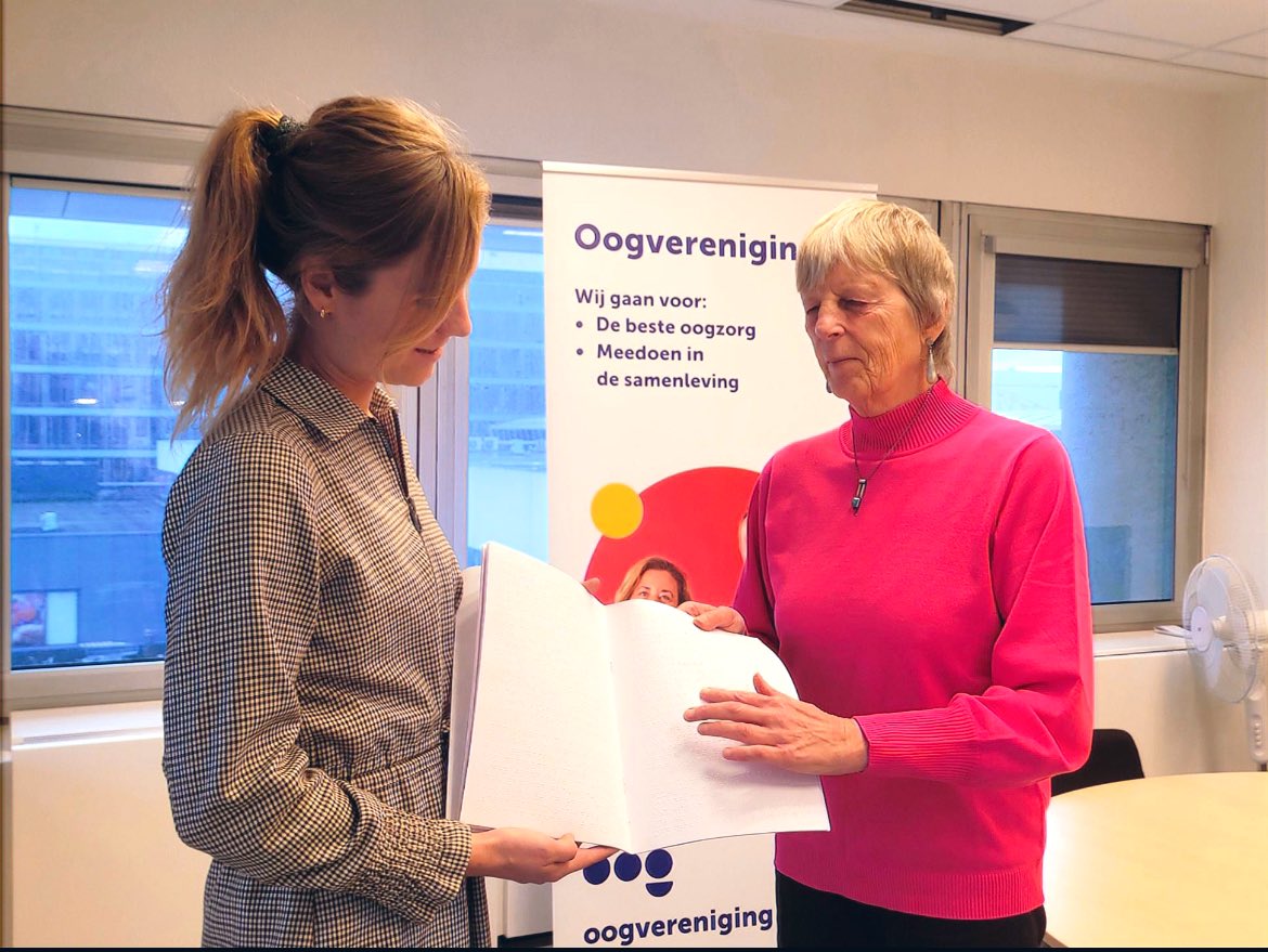 JantineZwinkels's tweet photo. Vanmiddag wel een bijzonder moment: het overhandigen van ons verkiezingsprogramma in #braille aan de @Oogvereniging in #utrecht ♥️
Zie 👉🏼 https://t.co/GOLr7iMVPm
#rechtdoen #iedereendoetmee #CDA https://t.co/K3Du0aKKUx