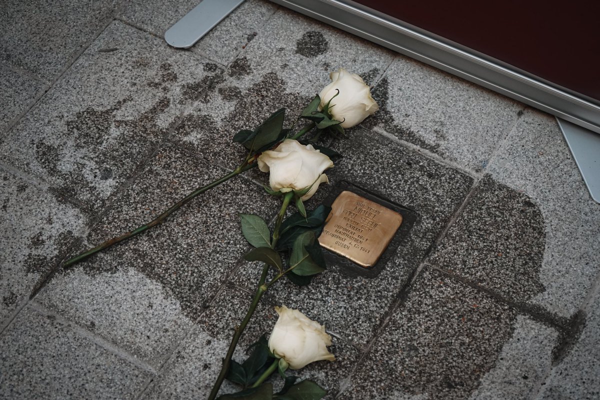👉Avui s’ha col•locat una #Stolpersteine en record de Miquel Fort Sequé, al c/ de la Barceloneta, 11, lloc on vivia l’any 1936, abans de marxar a l’exili.

📌 reus.cat/noticia/reus-c…

<a href="/ReusArxiu/">Arxiu Municipal Reus</a>