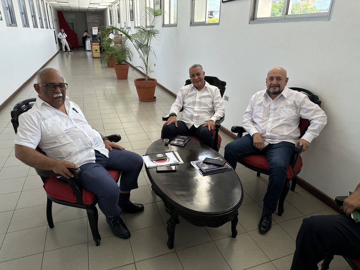 Desde San Antonio del Táchira, con el embajador de Venezuela en Colombia, Carlos Eduardo Martínez, en reunión binacional Colombia -Venezuela para fortalecer los lazos.