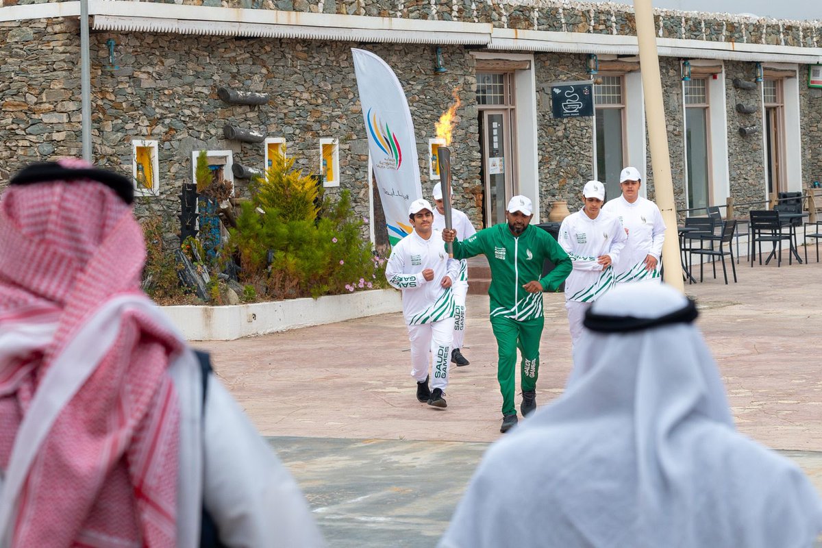 TheSaudiGames's tweet photo. أجواء جميلة عشناها واكتملت بالأبطال حملة الشعلة 🔥

بدايةً ببطل كرة القدم ناصر القحطاني وتسلّمها منه بطل ألعاب القوى ابراهيم عسيري 👏🏻

وحملها بطل الطيران الشراعي عبدالله الحنيشي في قرية بن عضوان في منطقة عسير الجميلة 🤩

#دورة_الألعاب_السعودية #بيننا_أبطال https://t.co/Am3YacgJpZ