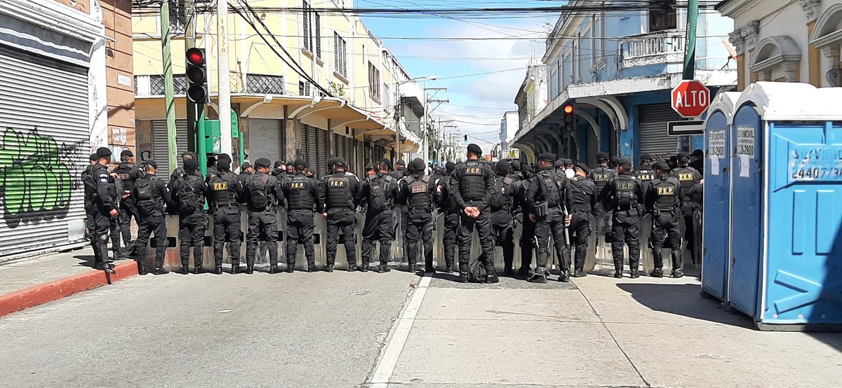 AGIMSsanjuansac's tweet photo. #Ahora compañeros y niños son vedados para continuar el paso para brinda un acto cultural en la manifestación Pacífica frente al Congreso. 
#ParoNacionalIndefinido 
#ParemosLaDictadura https://t.co/94sInK8gQ8
