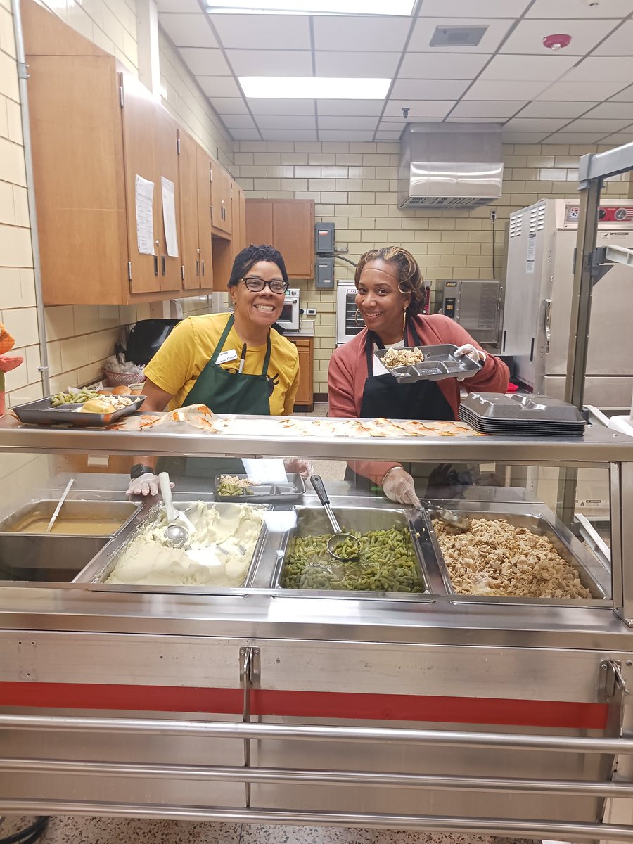 SramsJdh's tweet photo. N3 staff helping to serve the students " Thanksgiving " lunch.
This is the day where EVERY student eats lunch ( and some staff).
#N3
#colonialnation
#CherryandBlack https://t.co/RId1E6DiiL