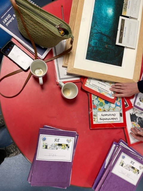 SuperpowerLook's tweet image. Great to visit Llangattock last week to talk in person to RE coordinators from @ChurchinWales schools about using visual literacy skills to read images #TheSuperPowerofLooking #crosscurricular #cpd @MrsDurbinHead @swanbreced @jezthomasart