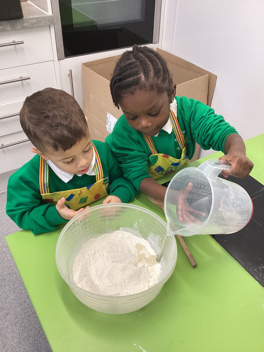 HtReception's tweet photo. Who will help me bake the bread? 🍞 Pegasus class will! We had a fantastic afternoon baking bread as part of our learning for 'The Little Red Hen'🐔 We will be sequencing our steps tomorrow and reminiscing on our delicous bread... yum! #ldbslat #eyfs https://t.co/8grb7gKvCc