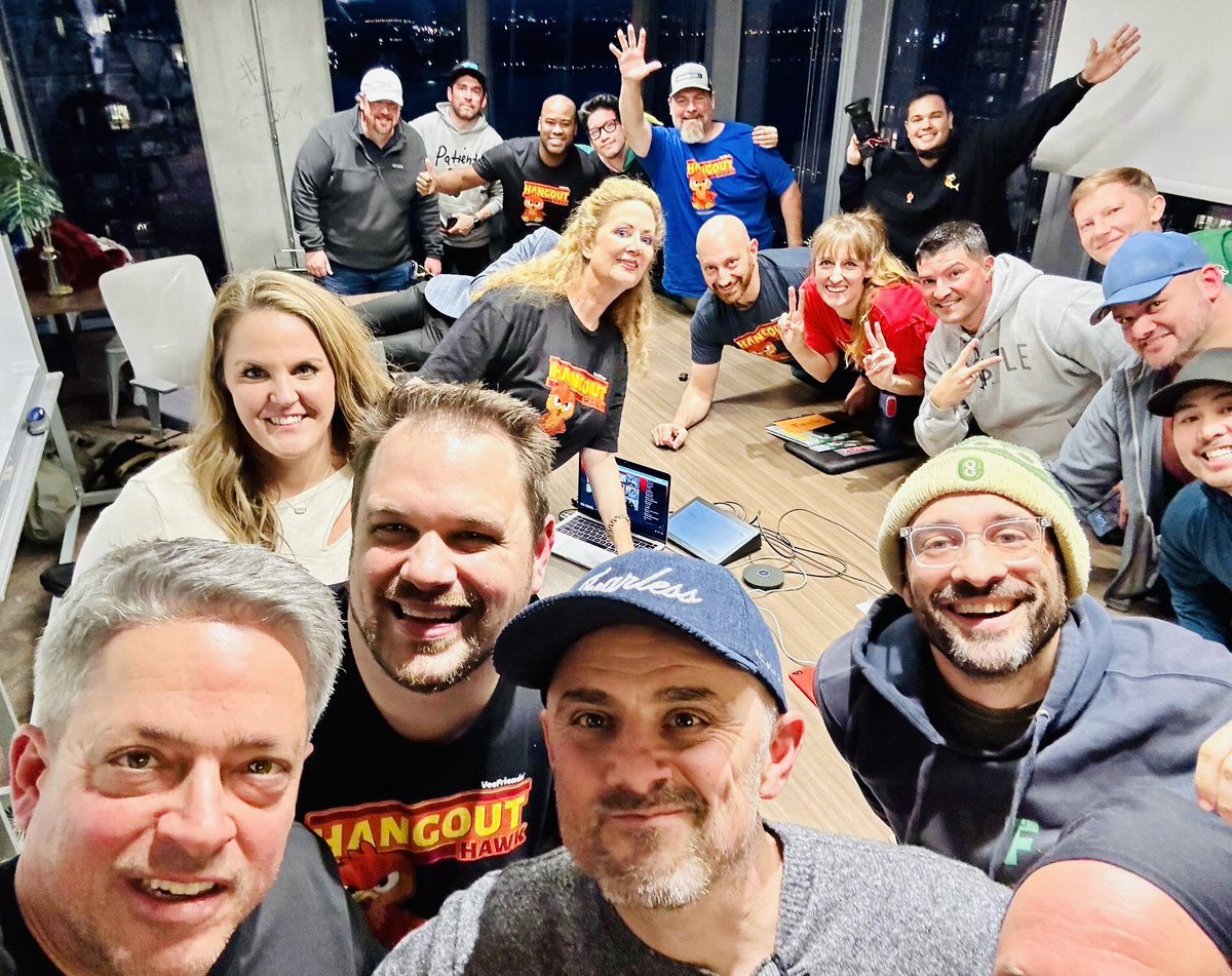 When 20 small business owners get to hangout with @garyvee 🐈‍⬛ No doubt these 3 takeaways will help YOUR business TODAY 🧵